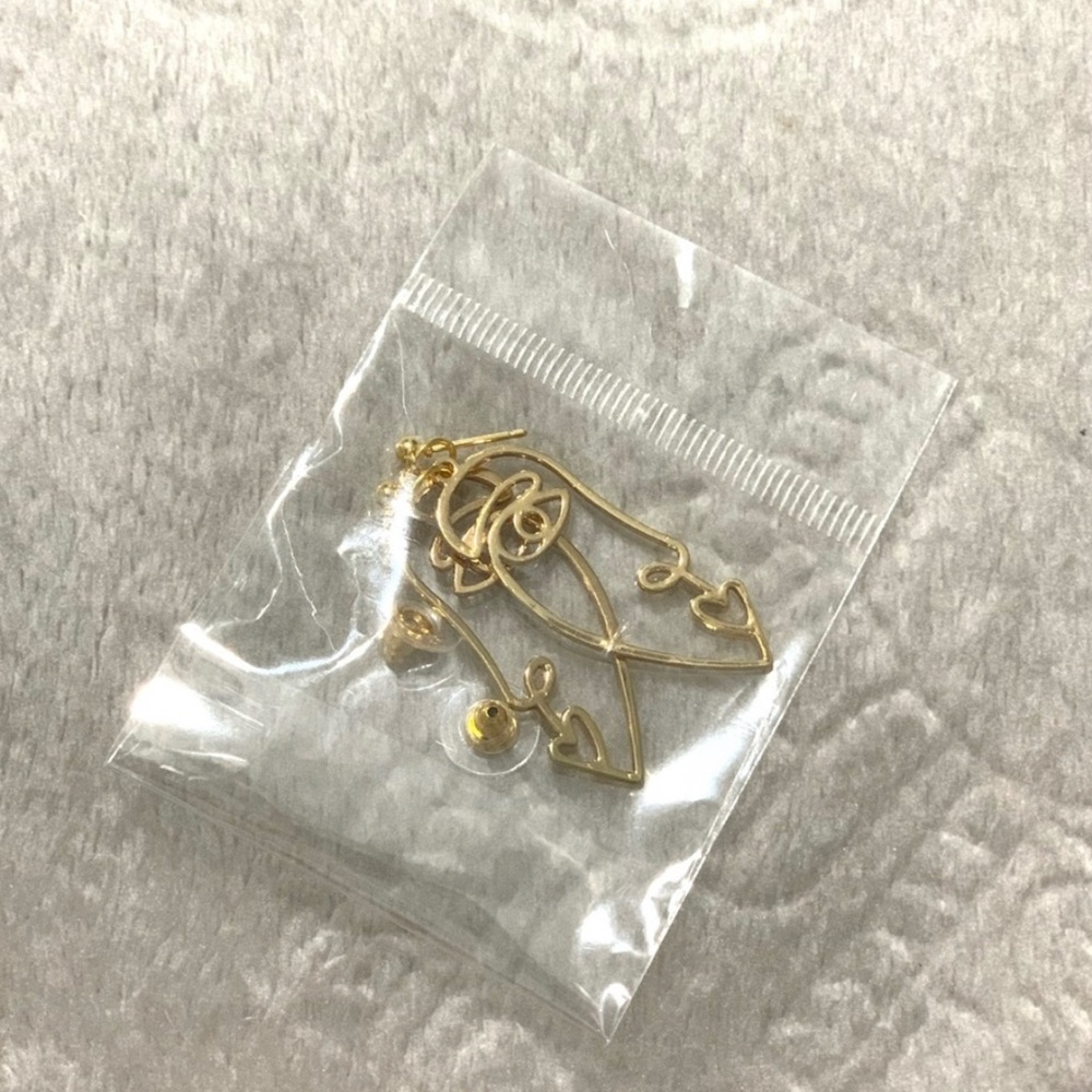 Abstract Kiss Face Gold Dangle Earrings - Picture 4 of 5